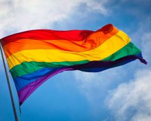 La Bandera del Orgullo Gay. Origen, variantes y otras simbologías LGBT