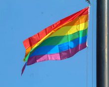 Por primera vez, se iza la bandera gay en la Plaza Morelos de Morelia