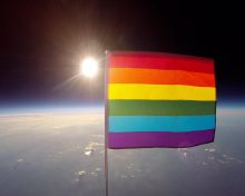 Es enviada la primera bandera gay al espacio, declarándolo LGBTI friendly